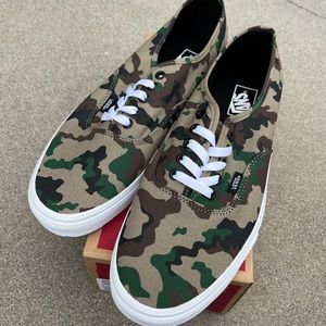NWT - Vans authentic. Camo olive white - mens size 12